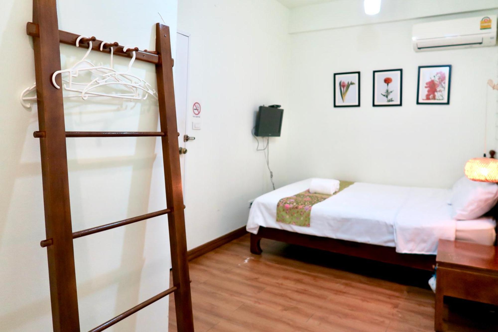 Les Fleurs Bangkok Hostel Buitenkant foto