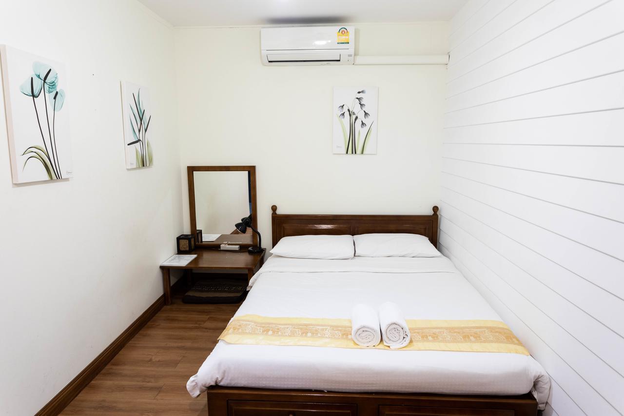 Les Fleurs Bangkok Hostel Buitenkant foto